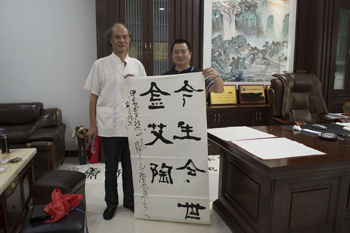 張劍岑先生（左）與丝瓜视频网站在线观看陶瓷磚丝瓜视频国产APP下载營銷總監劉鴻瑞（右）合影留念