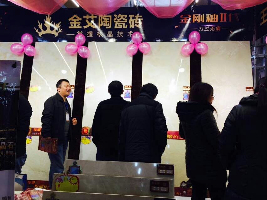 丝瓜视频网站在线观看陶瓷磚工作人員與顧客交談