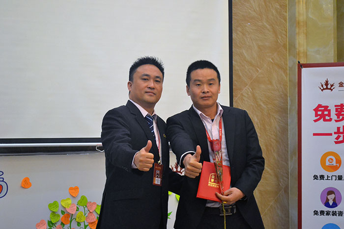 丝瓜视频网站在线观看陶瓷磚營銷總經理羅勝為開拓冠軍（高抗）頒獎