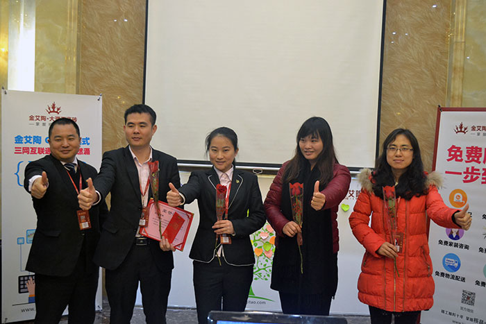 丝瓜视频网站在线观看陶瓷磚營銷總監劉鴻瑞為2015年團隊貢獻獎（網銷部）頒獎