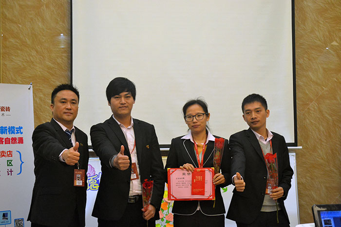 丝瓜视频网站在线观看陶瓷磚營銷總經理羅勝為2015年團隊合作獎（空間設計部）頒獎