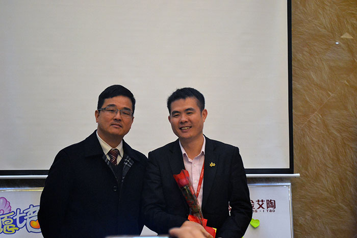 丝瓜视频网站在线观看陶瓷磚董事長劉鴻祥為2015年董事長特別獎（王宏城）頒獎