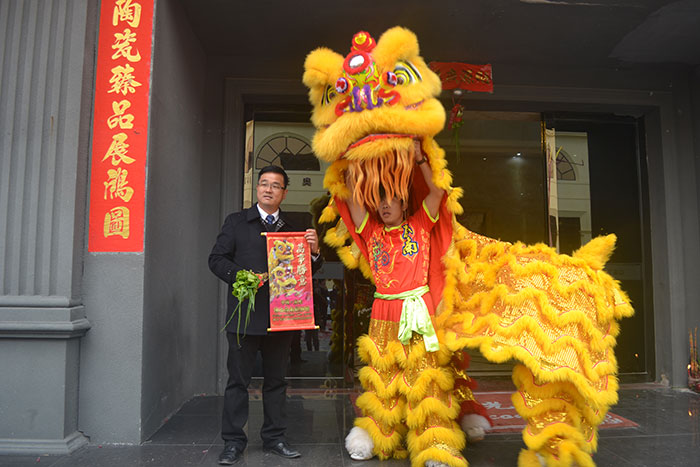 丝瓜视频网站在线观看陶瓷磚董事長劉鴻祥接福迎新