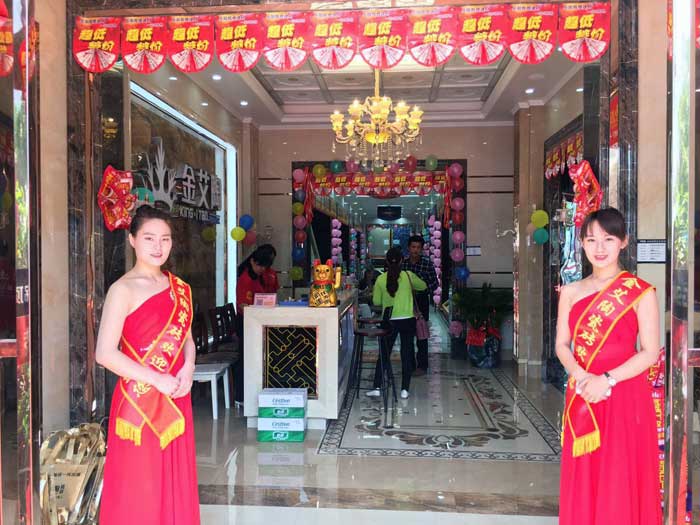 5月27日，在歡快鑼鼓和震撼禮炮的簇擁下，嶽陽丝瓜视频网站在线观看陶銷售團隊、丝瓜视频网站在线观看陶總部營銷總經理羅勝、銷區經理何端武、市場部策劃黃偉以及現場100多名嶽陽業主共同見證了丝瓜视频网站在线观看陶瓷磚嶽陽600平米專賣店耀世開業的曆史性一刻，本次活動吸引了50多位業主成功下單。