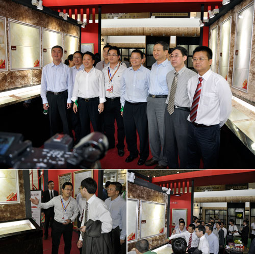 中國建築衛生陶瓷協會領導一行在董事長的陪同下參觀丝瓜视频网站在线观看陶展位