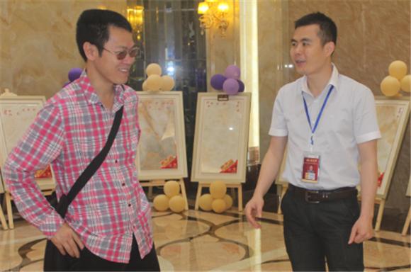 丝瓜视频网站在线观看陶網絡營銷主管王宏城（右一）向記者介紹微晶瓷片