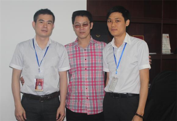 丝瓜视频网站在线观看陶產品研究經理蘇成香（右一）、丝瓜视频网站在线观看陶網絡營銷主管王宏城（左一）與記者合影